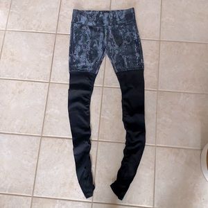 Alo Yoga Pants. Goddess Black Gray Python Snake Print.